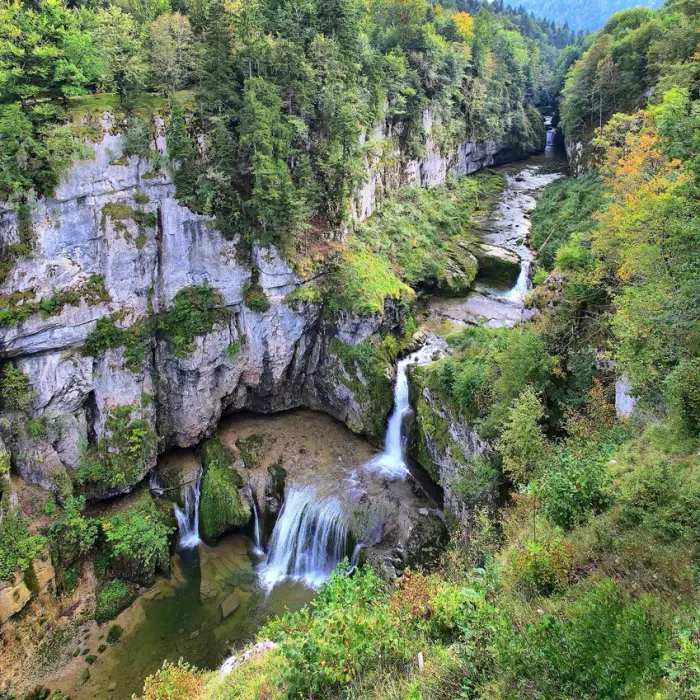 Un lac de baignade dans les environs