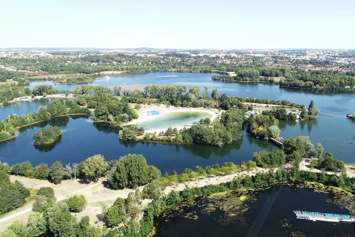 Lacs et loisirs nautiques alentour