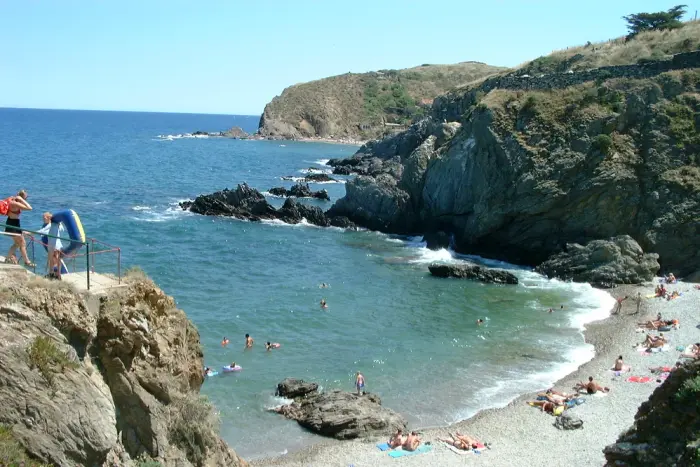 Plages, criques et eaux limpides tout près