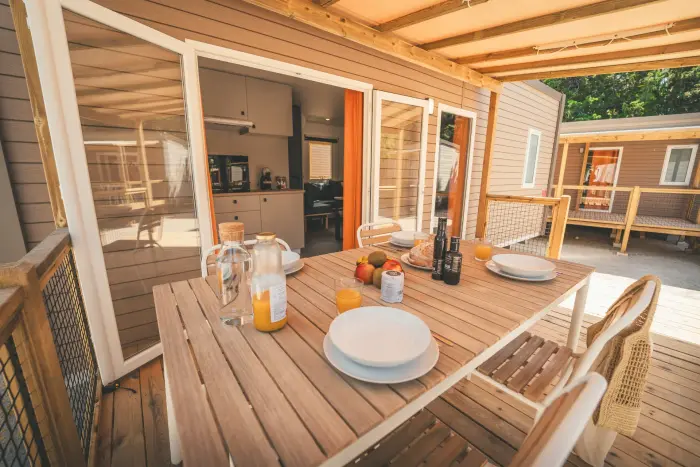 Restaurant, bar et courses sur place