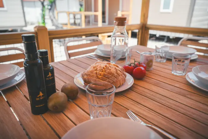 Restaurant, bar et courses sur place