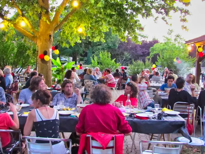 Restaurant et terrasse en saison