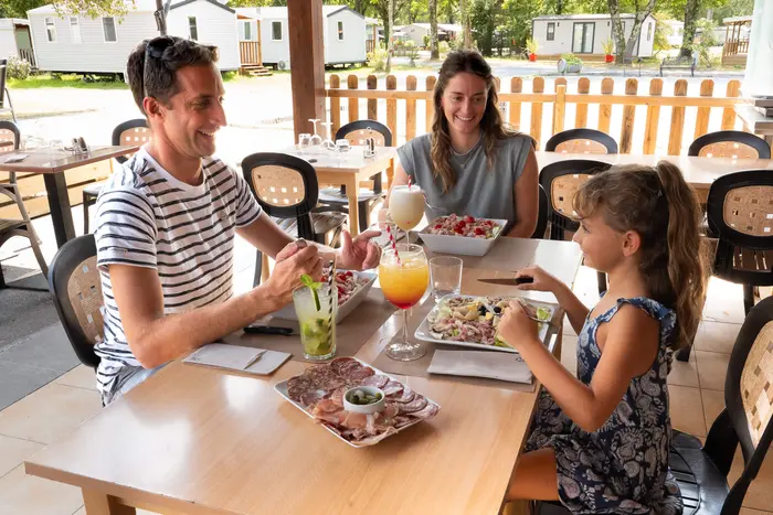 Restaurant et bar au cœur du séjour