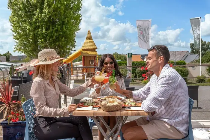Restaurant, snack et épicerie sur place