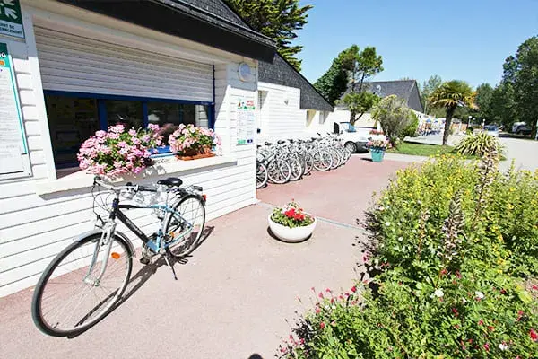 Des repas sur place et commerces utiles