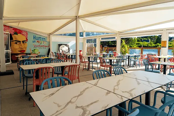 Des repas sur place et commerces utiles