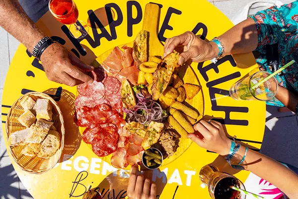 Des repas sur place et commerces utiles