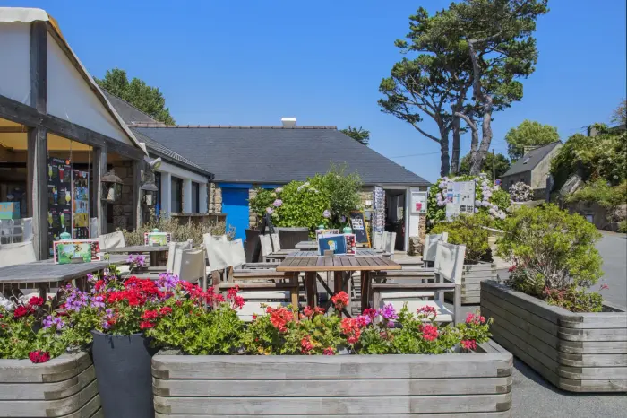 Restaurant, bar et épicerie sur place