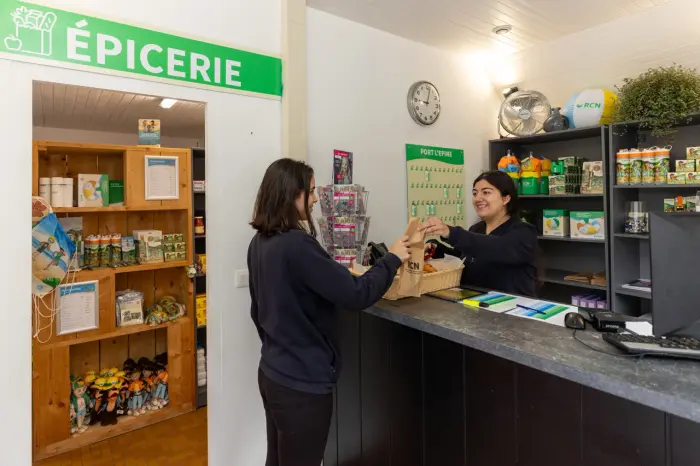 Restaurant, bar et épicerie sur place