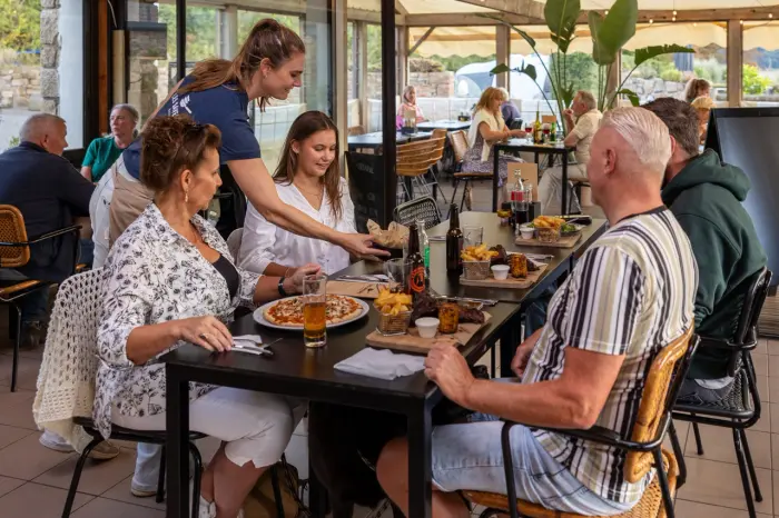 Restaurant, bar et épicerie sur place