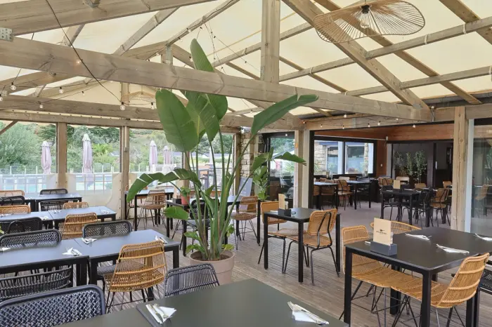 Restaurant, bar et épicerie sur place
