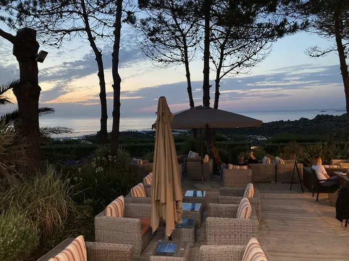 Une table sur place face à la mer