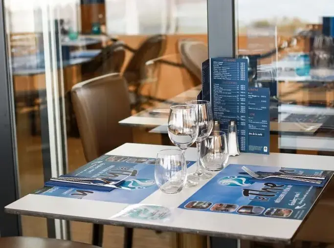 Une table sur place face à la mer