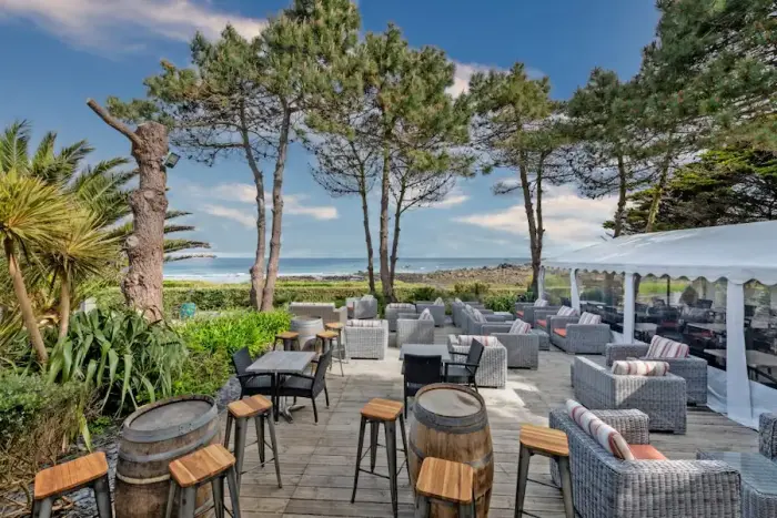 Une table sur place face à la mer