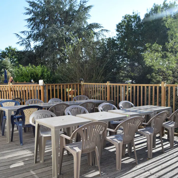 Bar et table sur le camping