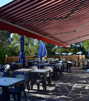 Bar et table sur le camping