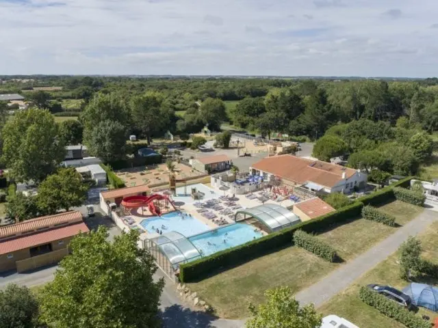 Bar et table sur le camping