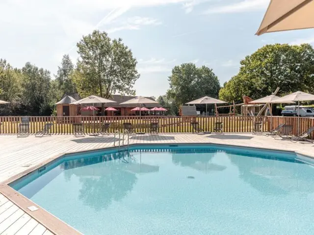 Bar et table sur le camping