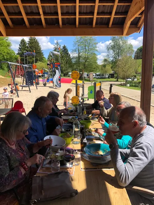 Un restaurant avec terrasses et jeux