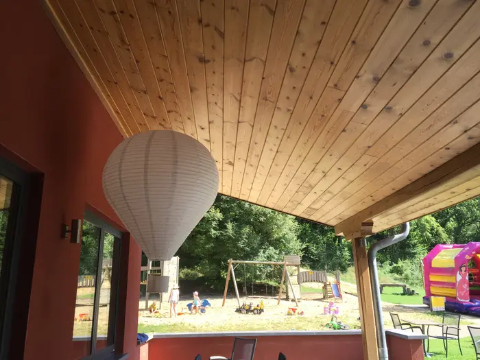 Un restaurant avec terrasses et jeux
