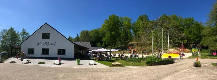 Un restaurant avec terrasses et jeux