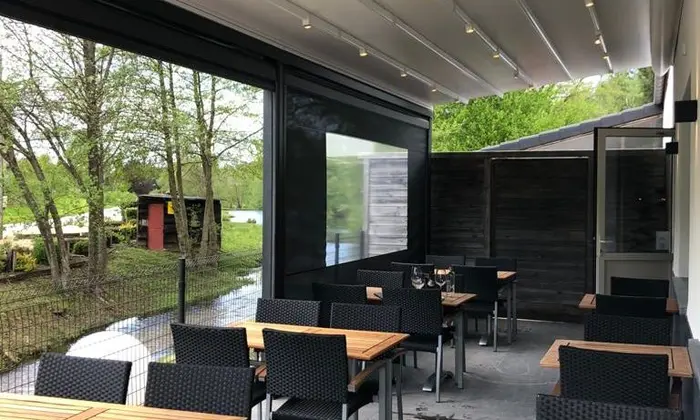 Un restaurant avec terrasses et jeux