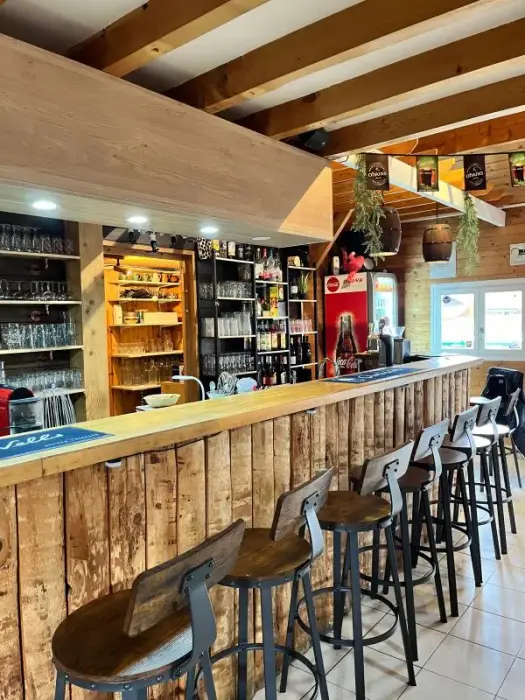 Restaurant et bar pour les temps calmes