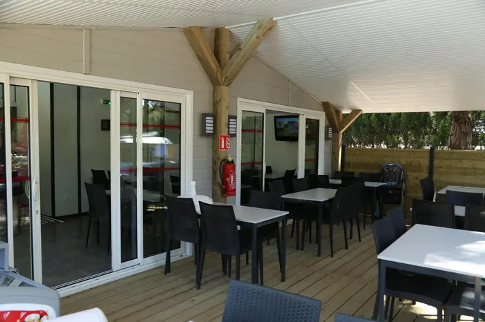 Bar, snack et épicerie sur place