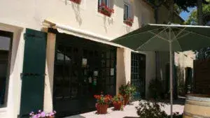Bar, restaurant et épicerie sur place