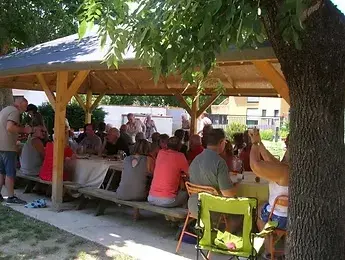 Un bar et quelques services sur place