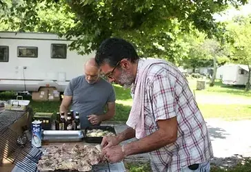 Un bar et quelques services sur place