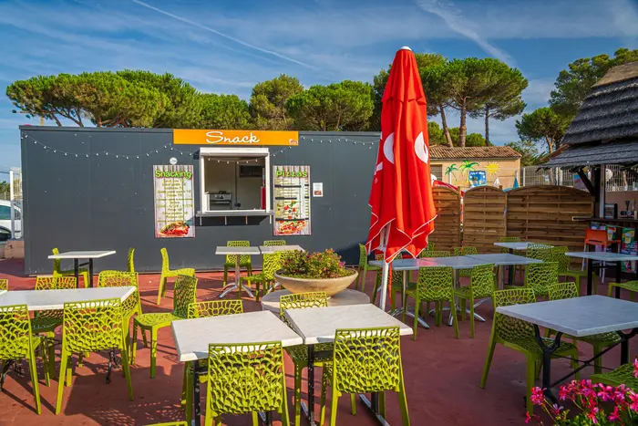 Bar, snack et épicerie sur place