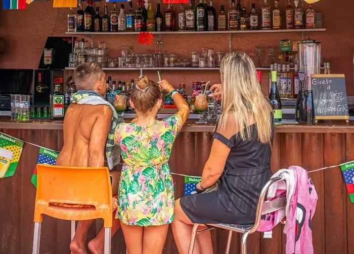 Bar, snack et épicerie sur place