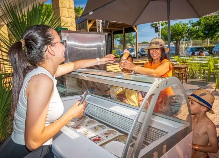 Bar, snack et épicerie sur place