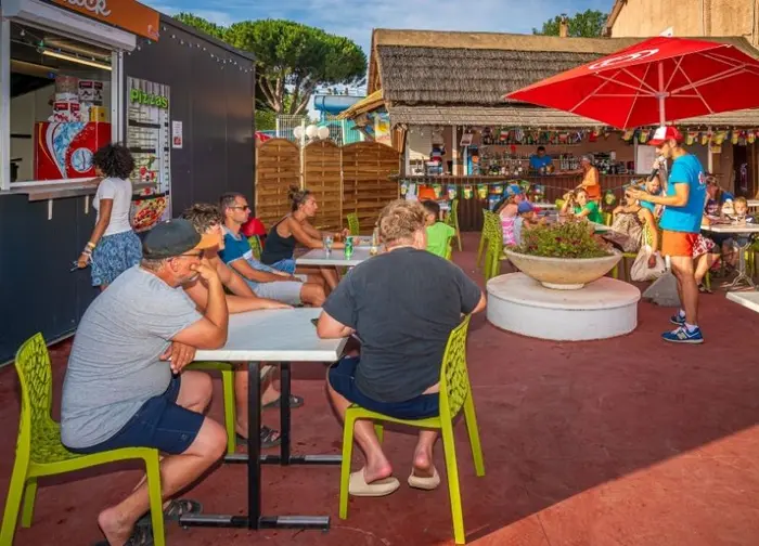 Bar, snack et épicerie sur place