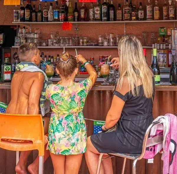 Bar, snack et épicerie sur place