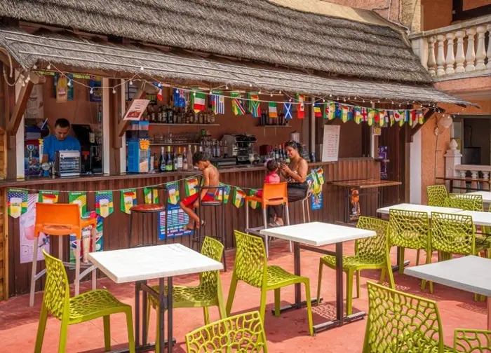 Bar, snack et épicerie sur place