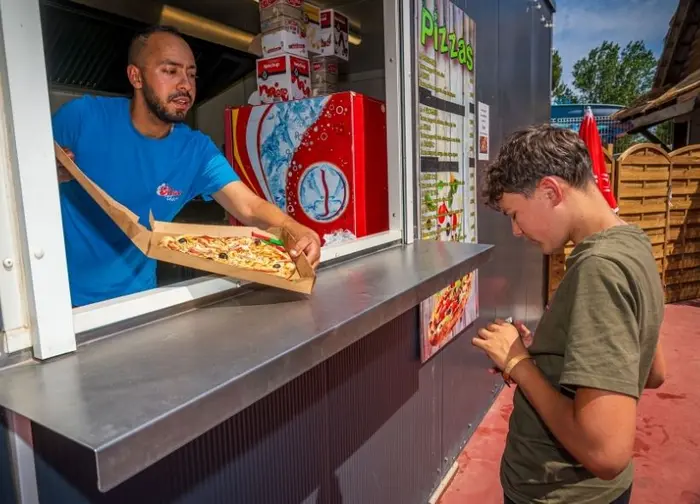 Bar, snack et épicerie sur place