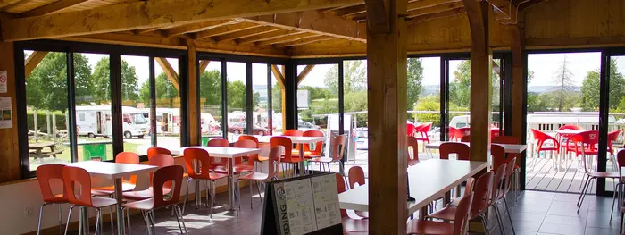 Snack, bar et courses sur place