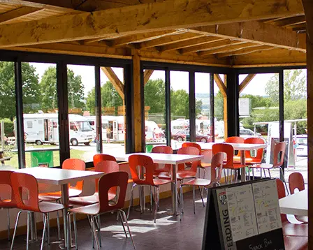 Snack, bar et courses sur place