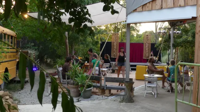 Bar, table conviviale et dépannage
