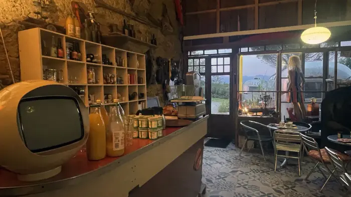 Bar, table conviviale et dépannage