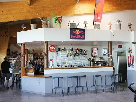 Restaurant, bar et courses sur place