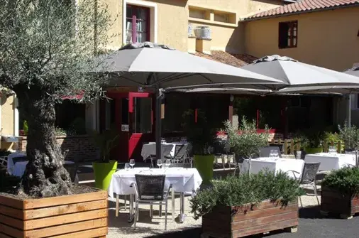 Restaurant, bar et courses sur place