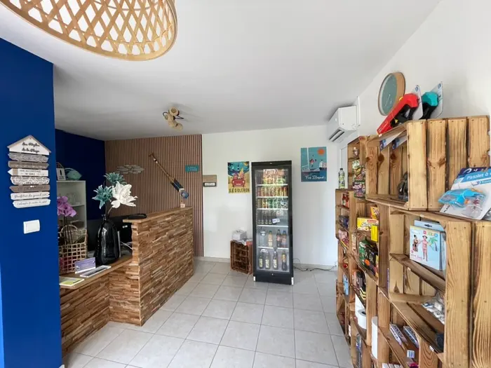 Pain frais, épicerie et bar