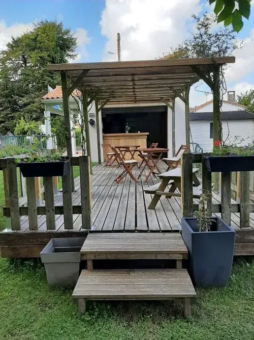 Bar convivial et repas en plein air