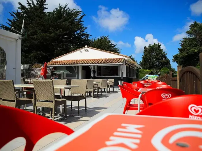 Restaurant, bar et courses d'appoint