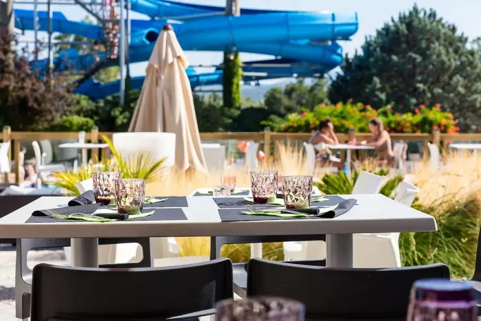 Restaurant, snack et courses sur place