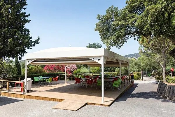 Restaurant, snack et courses sur place