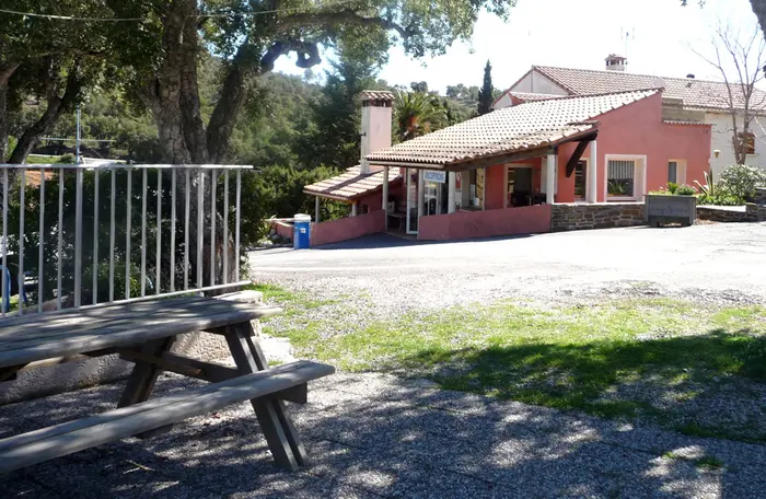Bar, snack et épicerie sur place